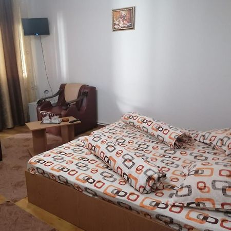 Hotel Pensiunea Pomi -Oesti à Albestii Paminteni Extérieur photo