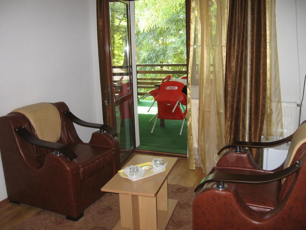 Hotel Pensiunea Pomi -Oesti à Albestii Paminteni Chambre photo