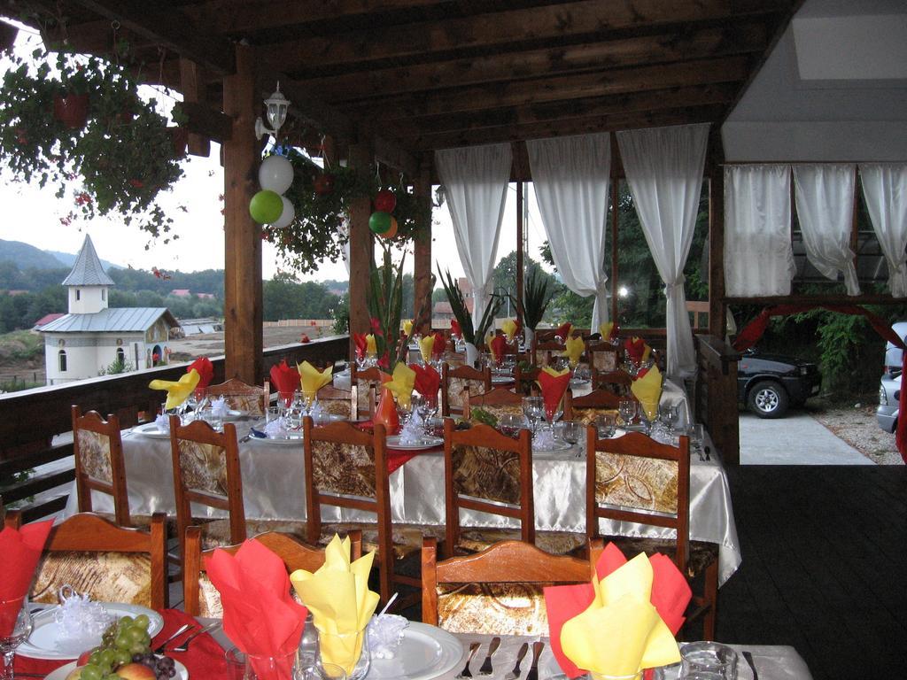 Hotel Pensiunea Pomi -Oesti à Albestii Paminteni Extérieur photo