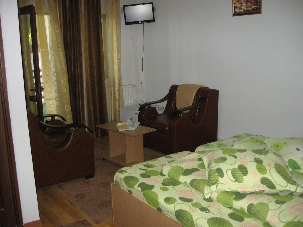 Hotel Pensiunea Pomi -Oesti à Albestii Paminteni Extérieur photo