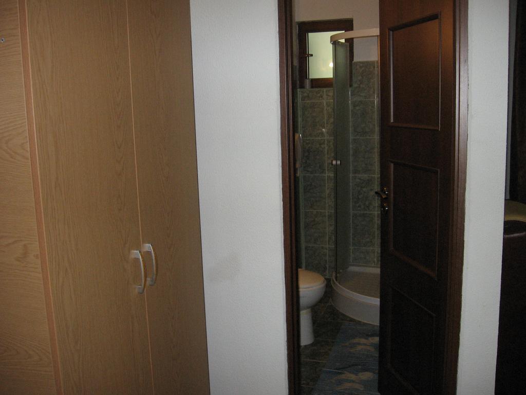 Hotel Pensiunea Pomi -Oesti à Albestii Paminteni Extérieur photo