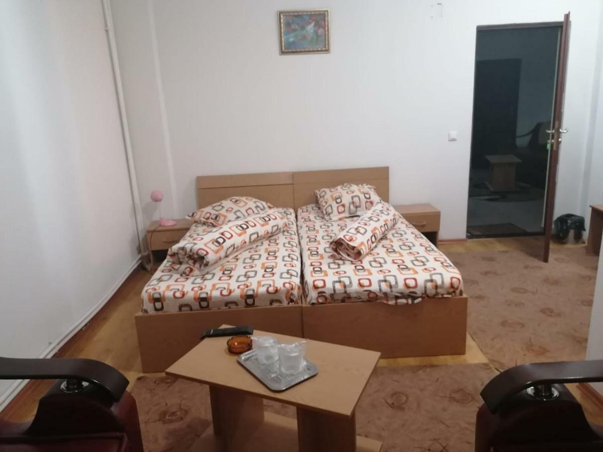 Hotel Pensiunea Pomi -Oesti à Albestii Paminteni Extérieur photo