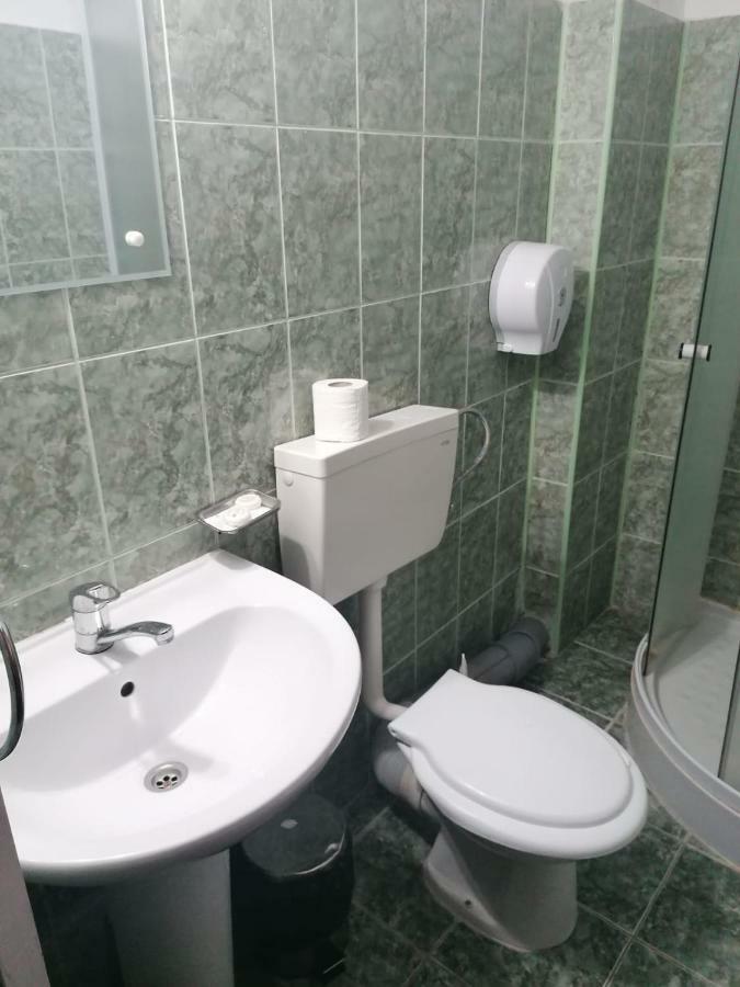 Hotel Pensiunea Pomi -Oesti à Albestii Paminteni Extérieur photo