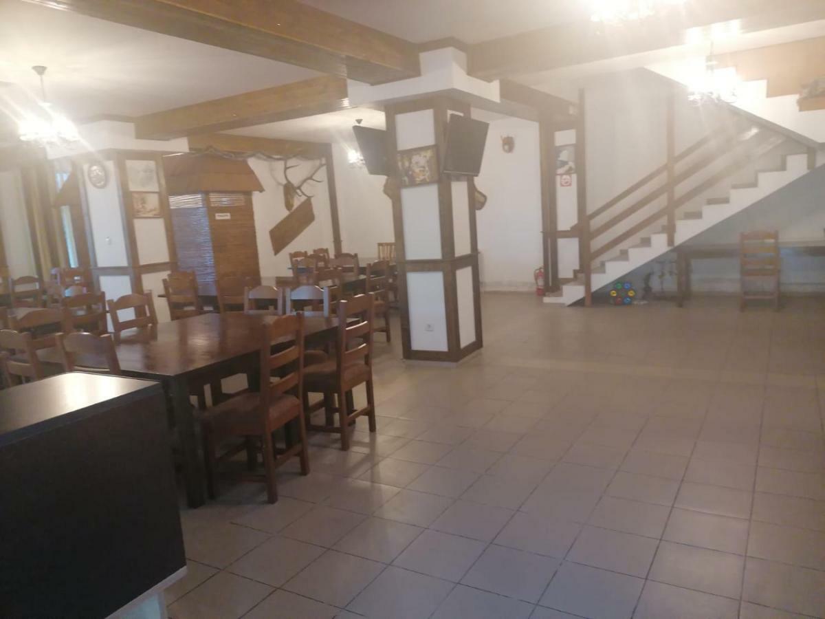 Hotel Pensiunea Pomi -Oesti à Albestii Paminteni Extérieur photo